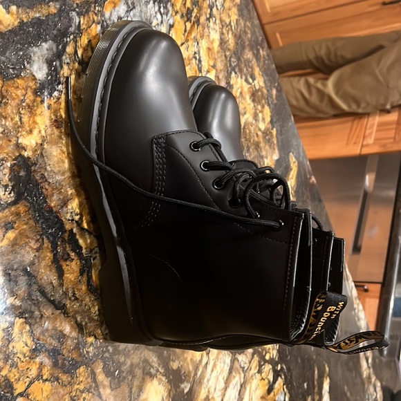 Dr. Martens women boots size 9 - Picture 2 of 2